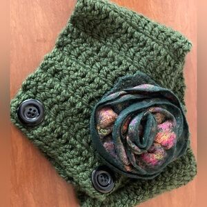 Lovely Green Ladies Knit Muff - Button Closure Floral Accent - New, No Tags